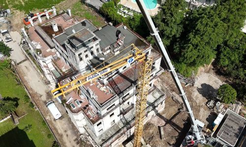 Interno del cantiere Villa Olympia Residences Desenzano Garda con puntellamenti strutturali, fase di riqualificazione per residenze di lusso.;
