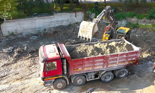 Movimentazione materiali in cantiere per Villa Olympia Residences a Desenzano del Garda