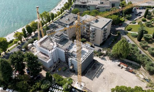 Interno del cantiere Villa Olympia Residences Desenzano Garda con puntellamenti strutturali, fase di riqualificazione per residenze di lusso.;
