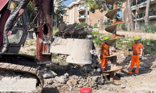 Personale specializzato e trivella durante la perforazione per fondazioni nel cantiere di Villa Olympia Residences a Desenzano del Garda